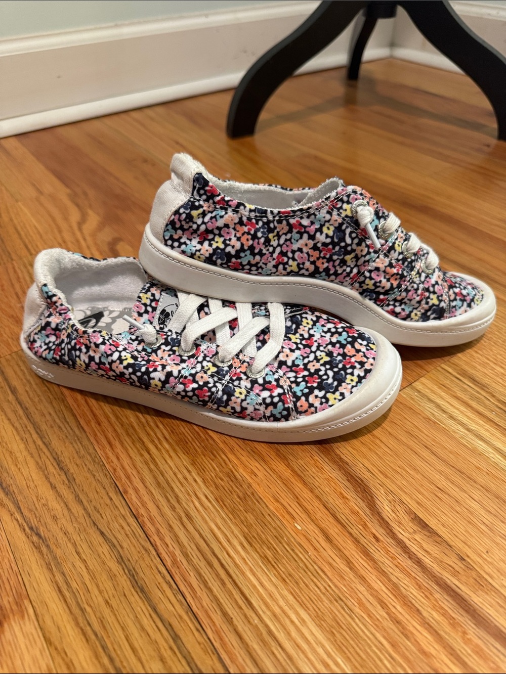 Roxy size 6.5 Floral Canvas Slip-On Sneakers - Navy Multi